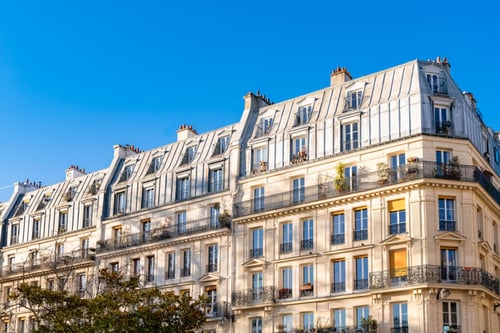 Découvrez un immeuble haussmannien typique du parc locatif privé ancien à Paris, illustrant les enjeux du statut de bailleur privé dans l’immobilier locatif. Cet édifice en pierre de taille, avec ses façades élégantes, ses balcons en fer forgé et ses fenêtres alignées sur plusieurs étages, représente un patrimoine architectural souvent concerné par les nouvelles réglementations. Les détails des corniches, des mansardes et des boiseries soulignent la valeur historique et locative de ces biens, essentiels pour comprendre les défis et opportunités liés à la gestion locative dans l’ancien. Idéal pour analyser l’impact des réformes sur les propriétaires-bailleurs et les locataires en milieu urbain dense.