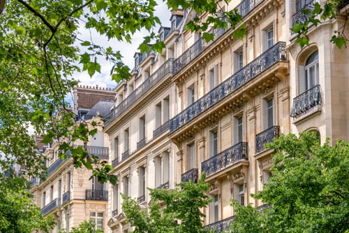 Découvrez un immeuble haussmannien typique du paysage parisien, symbole des défis actuels pour les locataires à Paris. Cette photo montre la façade élégante d’un bâtiment du XIXe siècle avec ses balcons en fer forgé, ses fenêtres alignées et ses détails architecturaux raffinés, situés dans un quartier résidentiel prisé. Dans un contexte où la règle du trois fois le loyer devient insuffisante pour accéder à un logement dans la capitale, cette image illustre les difficultés croissantes des locataires parisiens face à la flambée des prix de l’immobilier. Un aperçu des résidences convoitées qui révèlent l’écart grandissant entre les revenus des ménages et le coût du logement à Paris. Idéale pour accompagner un article sur les solutions et alternatives face à la crise locative dans la Ville Lumière.