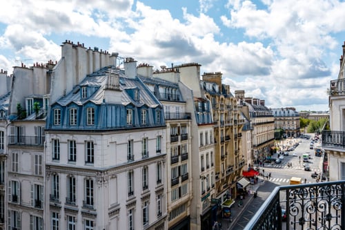 Découvrez les opportunités d’investissement en démembrement immobilier dans les quartiers prestigieux de Paris. Cette photo illustre un ensemble d’immeubles haussmanniens typiques du paysage urbain parisien, parfaits pour un investissement en nue-propriété ou en usufruit. Les toits en zinc, les façades élégantes et les balcons en fer forgé reflètent le charme intemporel des biens immobiliers parisiens, idéaux pour diversifier votre portefeuille grâce au démembrement de propriété. Profitez des avantages fiscaux et patrimoniaux en investissant dans l’immobilier parisien, une valeur sûre pour optimiser votre stratégie financière. Idéal pour comprendre les atouts du démembrement dans un marché immobilier stable et attractif.