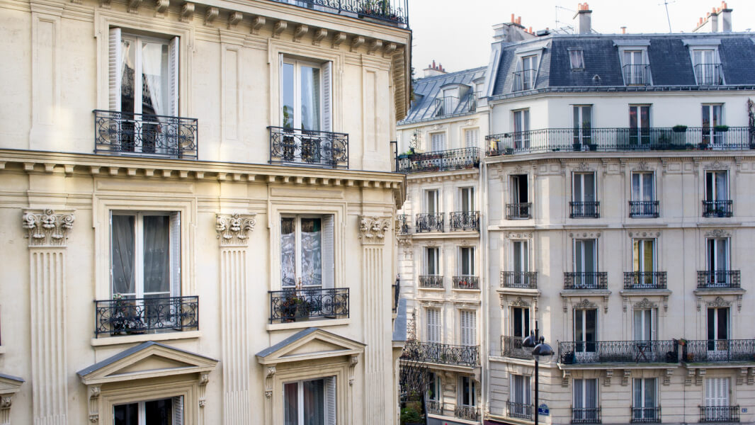 Découvrez un panorama typique des immeubles haussmanniens à Paris, symbolisant le marché immobilier français en pleine réflexion sur l’évolution des prix à l’horizon 2026. Cette photo illustre des bâtiments résidentiels emblématiques du centre-ville, avec leurs façades élégantes ornées de balcons en fer forgé et de fenêtres alignées, caractéristiques de l’architecture parisienne du XIXe siècle. Les appartements situés dans ces immeubles, souvent prisés pour leur charme et leur localisation, pourraient être directement impactés par une éventuelle baisse des prix de l’immobilier. Idéale pour accompagner une analyse sur les tendances du marché immobilier parisien et les prévisions pour 2026, cette image renforce le débat sur la réalité ou le mythe d’une baisse des prix dans les grandes métropoles françaises.
