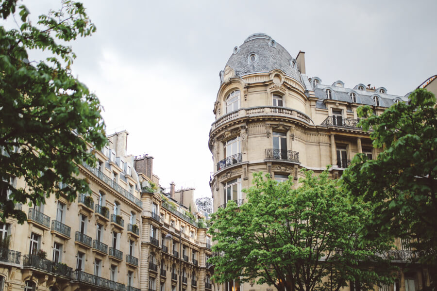 Découvrez un exemple emblématique d’immeuble éligible aux dispositifs de défiscalisation Malraux et Monuments Historiques à Paris. Cette photo montre un bâtiment haussmannien magnifiquement restauré, caractérisé par son architecture typique du XIXe siècle avec ses balcons en fer forgé, ses façades ornées et sa toiture en ardoise. La structure mise en avant présente une rotonde élégante, des fenêtres hautes et des détails sculpturaux, illustrant parfaitement les critères de préservation du patrimoine exigés par la loi Malraux. Ce type de bien immobilier, situé dans un secteur sauvegardé, permet aux investisseurs de bénéficier d’avantages fiscaux attractifs tout en contribuant à la conservation du patrimoine historique français. Idéal pour comprendre les opportunités offertes par les lois de défiscalisation immobilière en secteur protégé.