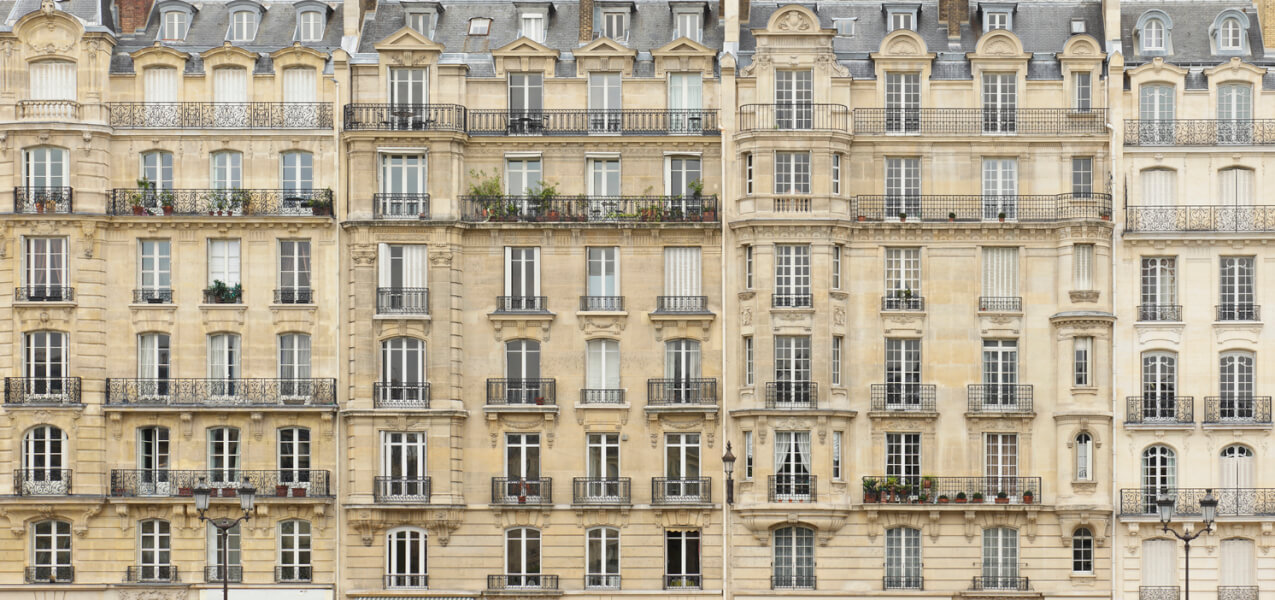 Découvrez ces élégants immeubles haussmanniens parisiens, caractéristiques des quartiers résidentiels de la capitale française. Cette photo illustre parfaitement les logements anciens souvent concernés par les augmentations de loyer et les diagnostics de performance énergétique (DPE). Avec leurs façades en pierre de taille, balcons en fer forgé et fenêtres alignées, ces bâtiments sont typiques des biens immobiliers soumis aux nouvelles réglementations énergétiques. Apprenez dans notre article comment le DPE peut vous aider à contester une hausse de loyer abusive et protéger vos droits en tant que locataire face à des logements parfois mal isolés et énergivores. Idéal pour comprendre l'impact du DPE sur la gestion de votre location dans un immeuble ancien à Paris.