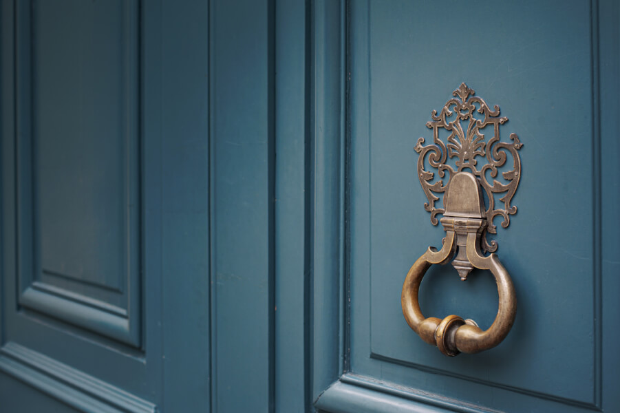 Décoration haut de gamme pour porte d’entrée d’un bien immobilier de prestige – poignée en laiton doré au design baroque élégant et détaillé. Cette serrure ornementale illustre le raffinement et l’excellence des matériaux utilisés dans l’immobilier luxueux, symbole de sécurité et de valeur refuge. Parfaite pour les résidences de standing, cette poignée en métal doré s’intègre dans un intérieur ou une entrée sophistiquée, renforçant l’attrait des propriétés haut de gamme comme investissement durable et sécurisé. Idéale pour les amateurs d’architecture et de décoration d’exception dans le secteur de l’immobilier premium.