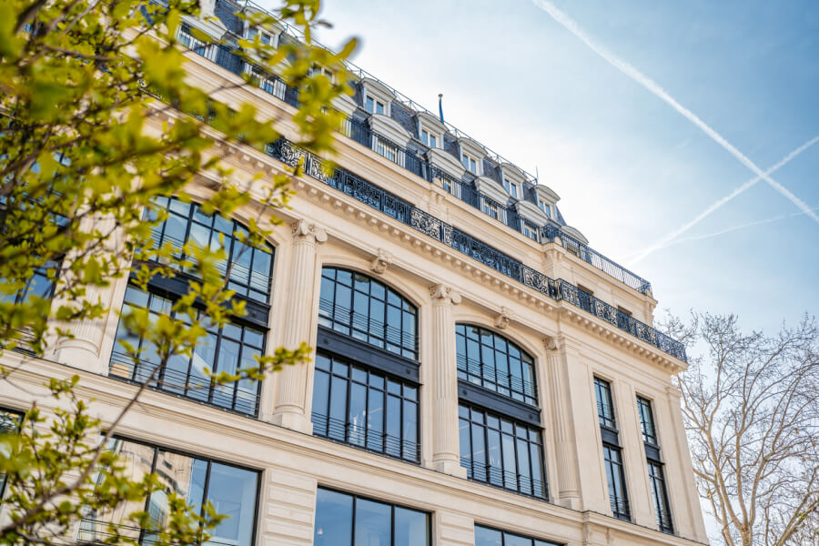 Immeuble haussmannien typique à Paris avec façade en pierre de taille, balcons en fer forgé et grandes fenêtres à la française, idéal pour un investissement en viager immobilier. Cette architecture classique du XIXe siècle, située dans un quartier résidentiel recherché, représente un bien attractif pour un achat en viager occupé ou libre. Les détails élégants et la localisation prestigieuse illustrent les opportunités et les risques liés à ce type d’investissement immobilier alternatif, notamment en termes de rentabilité et de valorisation patrimoniale dans la capitale française. Idéal pour comprendre les enjeux du viager dans un marché immobilier parisien tendu.